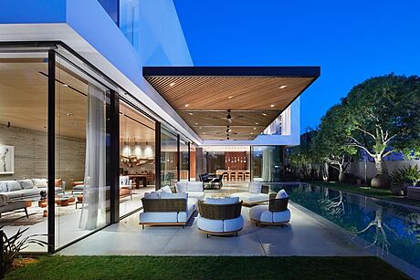 C House: Sleek Design Meets Coastal Living - 10