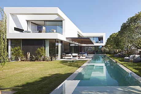 C House: Sleek Design Meets Coastal Living - 2