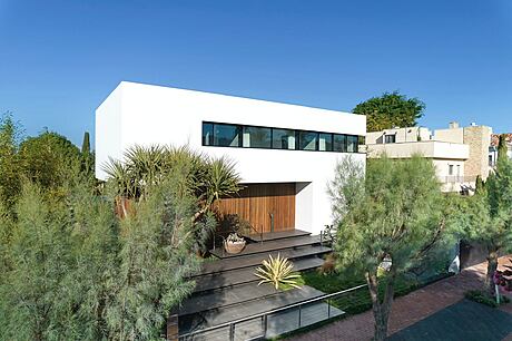 C House: Sleek Design Meets Coastal Living - 9
