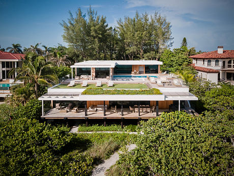 Gulf Gardens Residence Transforms 1970s House Into Thrilling Coastal Retreat - 1