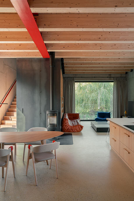 Country House Harmoniously Integrates with Serene Lakeside Setting in Poland - 2