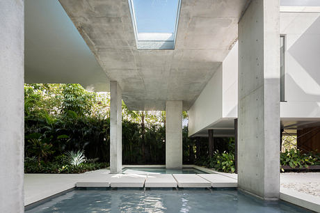 Gulf Gardens Residence Transforms 1970s House Into Thrilling Coastal Retreat - 3
