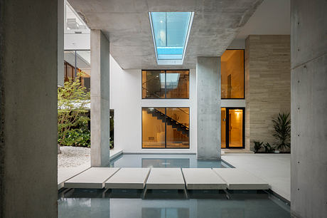 Gulf Gardens Residence Transforms 1970s House Into Thrilling Coastal Retreat - 4