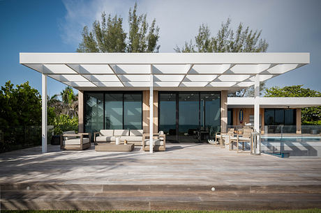 Gulf Gardens Residence Transforms 1970s House Into Thrilling Coastal Retreat - 5