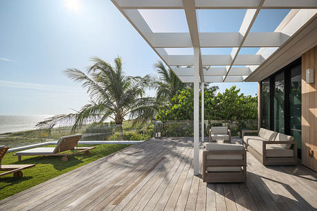 Gulf Gardens Residence Transforms 1970s House Into Thrilling Coastal Retreat - 6