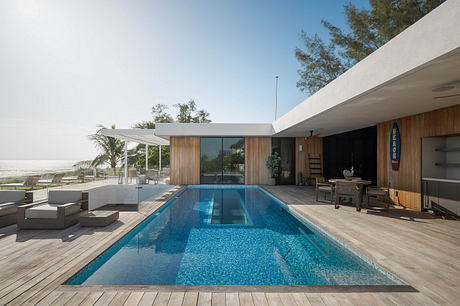 Gulf Gardens Residence Transforms 1970s House Into Thrilling Coastal Retreat - 7