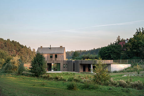 Country House Harmoniously Integrates with Serene Lakeside Setting in Poland - 9