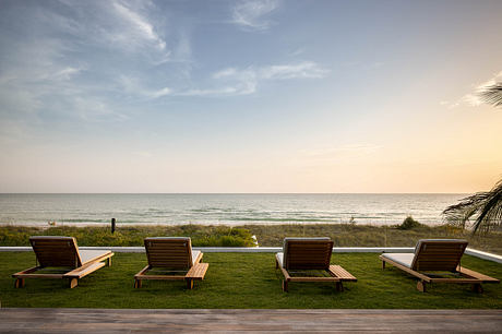 Gulf Gardens Residence Transforms 1970s House Into Thrilling Coastal Retreat - 8