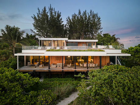 Gulf Gardens Residence Transforms 1970s House Into Thrilling Coastal Retreat - 10
