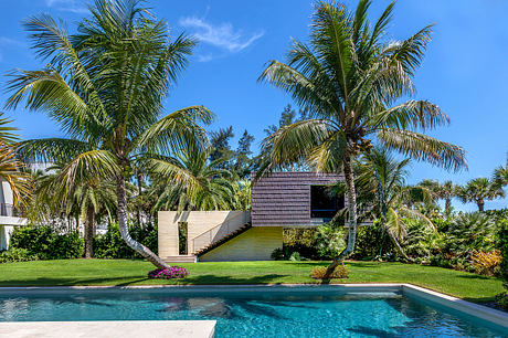 Casey Key Residence is a Serene and Thoughtfully Designed Coastal Retreat - 10
