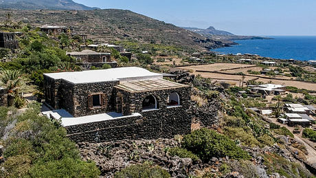 Dammuso Renovation: Nature and Architecture Harmonize at Warm Sicilian Retreat - 1