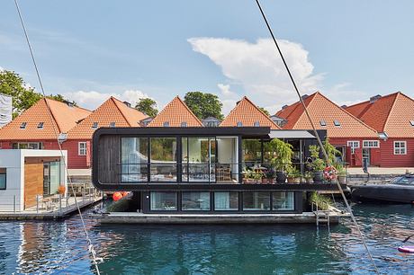 Floating House in Copenhagen designed by Garde Hvalsøe Offers Luxurious Boating Life - 1