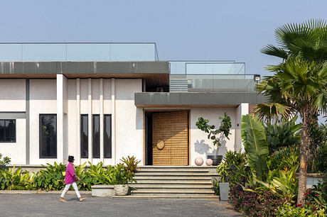 Summer House Charms with Surprising Elegance - 1