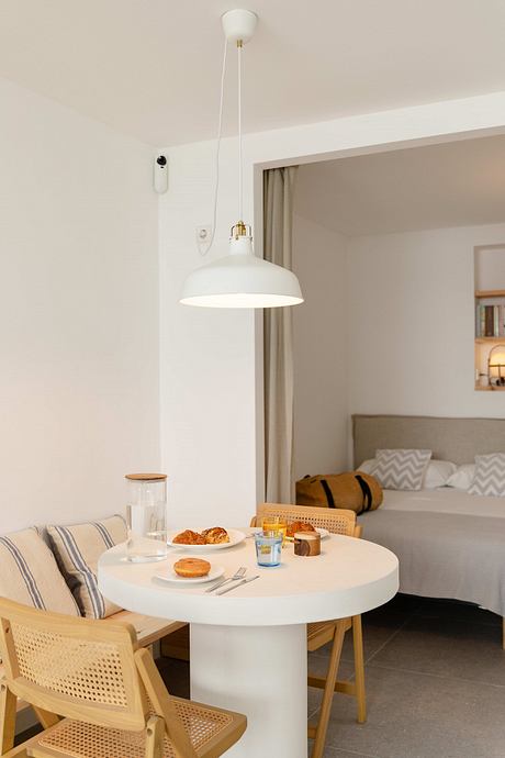 Bahia Apartment Brings Mediterranean Vibes to 1970’s Apartment in Spain - 4