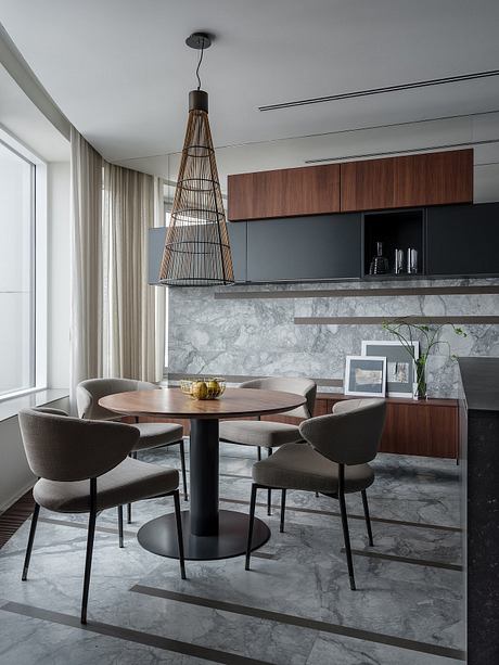 Dark Luxury Apartment: Opulent Interiors and Functional Living - 4
