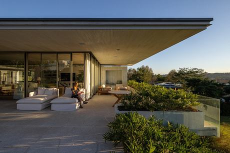 Casa Fluir is a L-Shaped House Designed Around a Shared Central Courtyard - 6