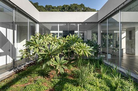A Home that is the Perfect Canvas by Nitzan Horowitz - 8