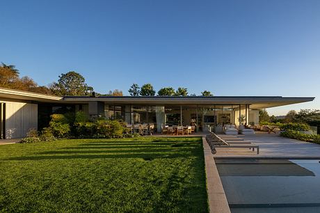 Casa Fluir is a L-Shaped House Designed Around a Shared Central Courtyard - 7