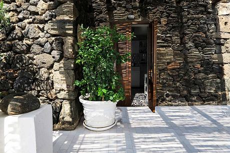 Dammuso Renovation: Nature and Architecture Harmonize at Warm Sicilian Retreat - 6