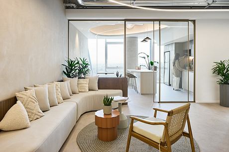 Bridge Creative Workplace Achieves Balance Between Elegance and Approachability - 7