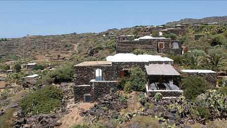 Dammuso Renovation: Nature and Architecture Harmonize at Warm Sicilian Retreat - 9