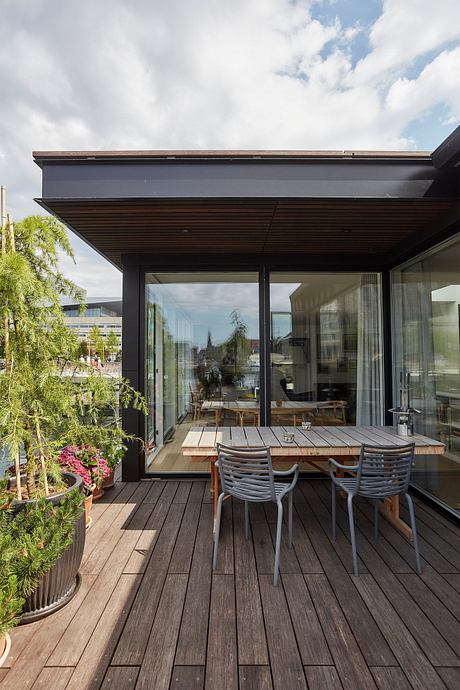 Floating House in Copenhagen designed by Garde Hvalsøe Offers Luxurious Boating Life - 9