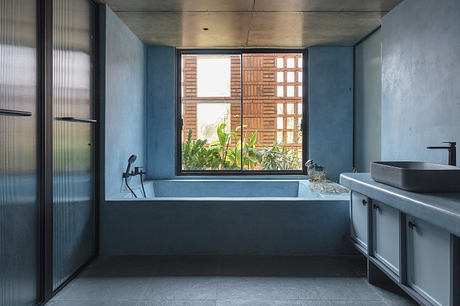 Summer House Charms with Surprising Elegance - 10