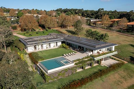 Casa Fluir is a L-Shaped House Designed Around a Shared Central Courtyard - 10