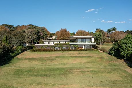 Casa Fluir is a L-Shaped House Designed Around a Shared Central Courtyard - 11