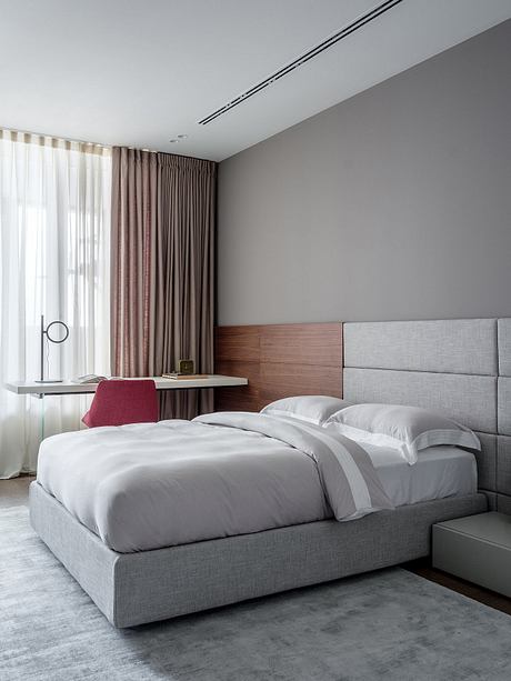 Dark Luxury Apartment: Opulent Interiors and Functional Living - 8