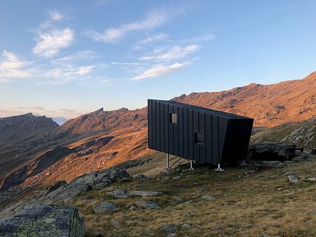 Bivacco Brédy Offers Warmth and Shelter High in the Mountains - 1