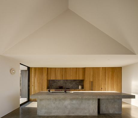 Ridge House by Worrell Yeung - 3
