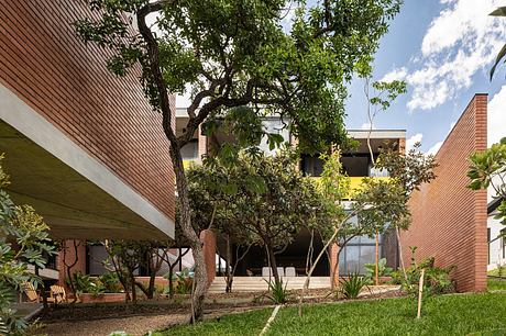 Trees House by Hersen Mendes Arquitetura - 9
