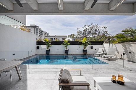 From Frame to Fabulous: A Warm, Modern Villa - 9