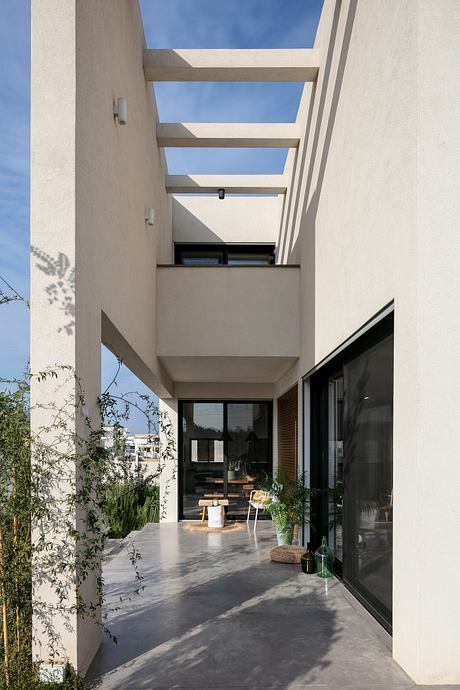 House with Double-Height Living Room by Ronnie Friedman - 8
