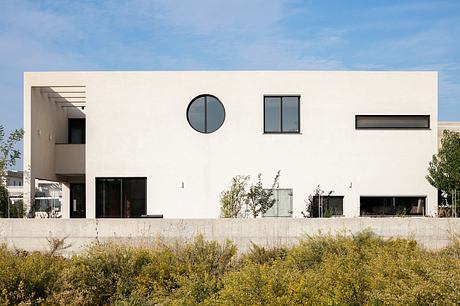 House with Double-Height Living Room by Ronnie Friedman - 9