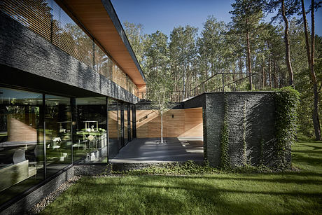 Forest House: A Calm Retreat in Warsaw - 1