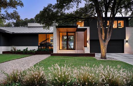 River Road Reorganizes a Ranch Home for Easy Flow and Southern Light - 1