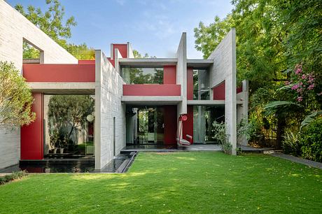Trees Sliced Through Recasts Family Living Around Open Courtyards - 1