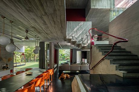 Trees Sliced Through Recasts Family Living Around Open Courtyards - 3