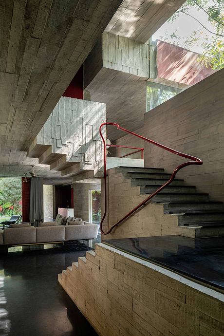 Trees Sliced Through Recasts Family Living Around Open Courtyards - 7