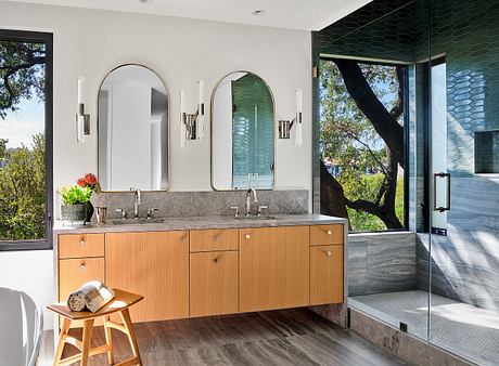 River Road Reorganizes a Ranch Home for Easy Flow and Southern Light - 7