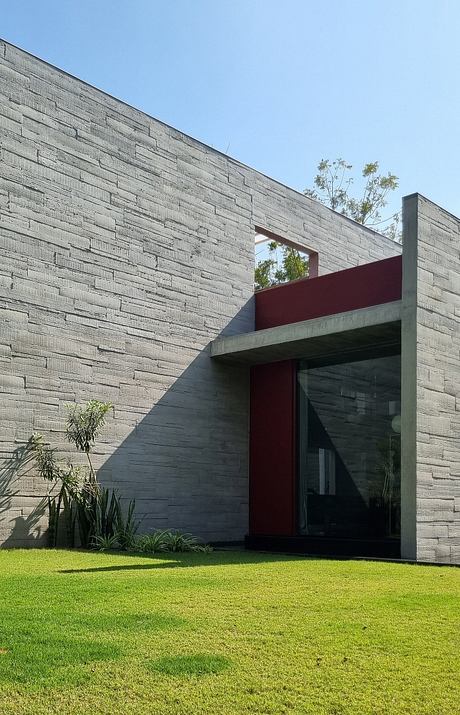 Trees Sliced Through Recasts Family Living Around Open Courtyards - 9