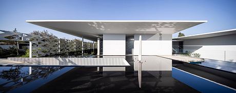 Floating Roof House Extends a 76-Meter Screen Toward Calm Gardens - 1