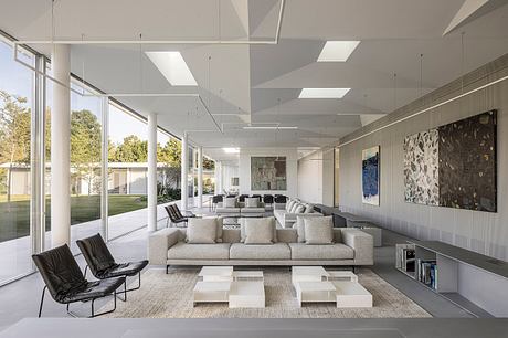 Floating Roof House Extends a 76-Meter Screen Toward Calm Gardens - 2