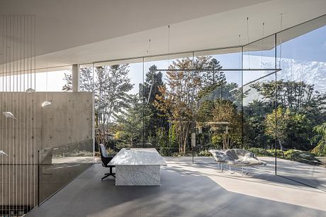 Floating Roof House Extends a 76-Meter Screen Toward Calm Gardens - 3