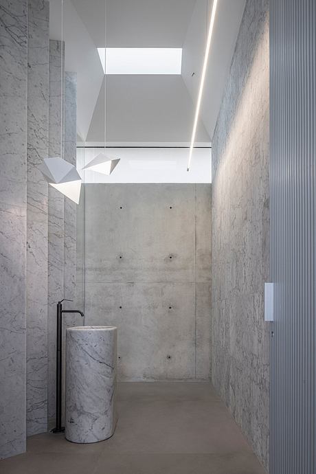 Floating Roof House Extends a 76-Meter Screen Toward Calm Gardens - 4