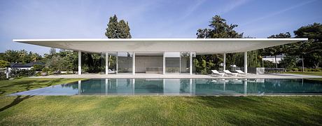 Floating Roof House Extends a 76-Meter Screen Toward Calm Gardens - 7