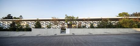 Floating Roof House Extends a 76-Meter Screen Toward Calm Gardens - 8