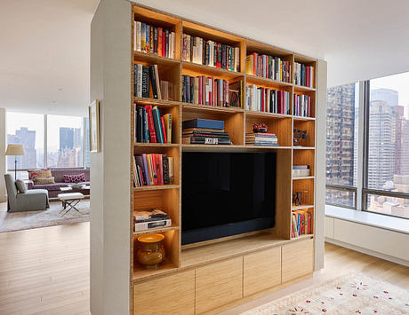 Un Plaza Apartment In Manhattan Frames Light, Art, And River Life - 2
